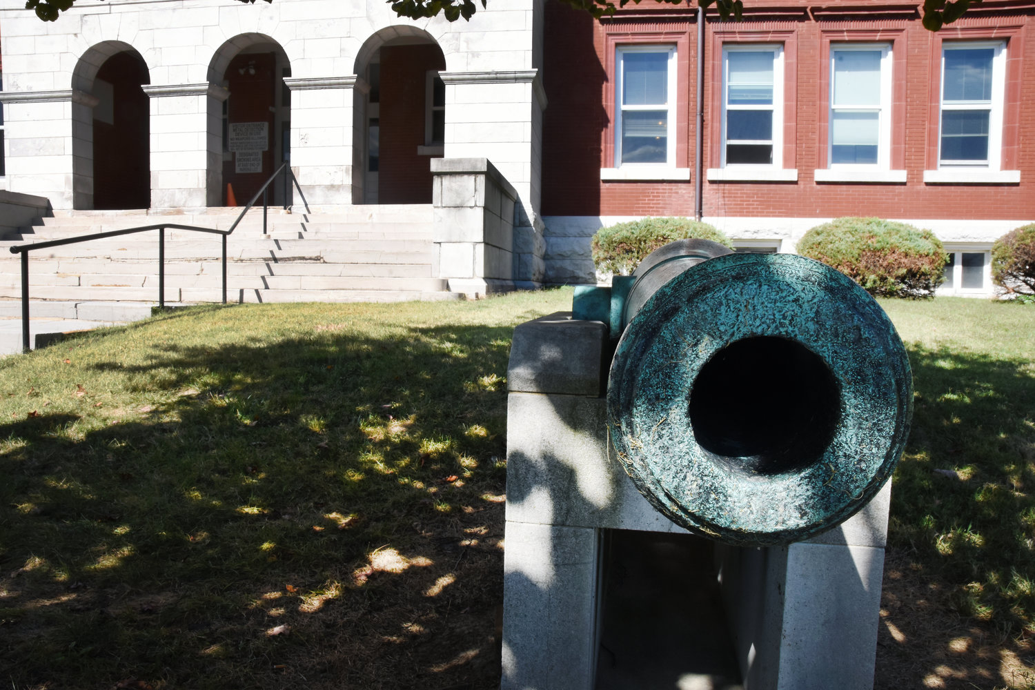 the Little Brass Cannon that guards Gasconade County’s Courthouse at Hermann is a memento  from the waning hours of the Civil War, and played a small part in a skirmish 157 years ago this month that slowed the Confederate march on the State Capitol at Jefferson City.